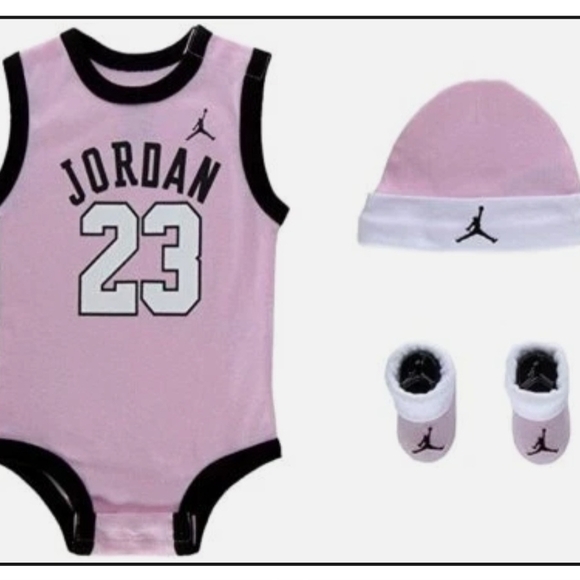 Nike Air Jordan Infant Set in Pink and White - Picture 4 of 4